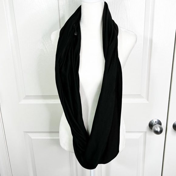NWT Beyond Yoga Zipper Pocket Infinity Scarf in Black OS - Picture 5 of 9